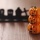 ハロウィンの簡単な飾り付け方！手作りの壁紙や玄関用の100均アイテム